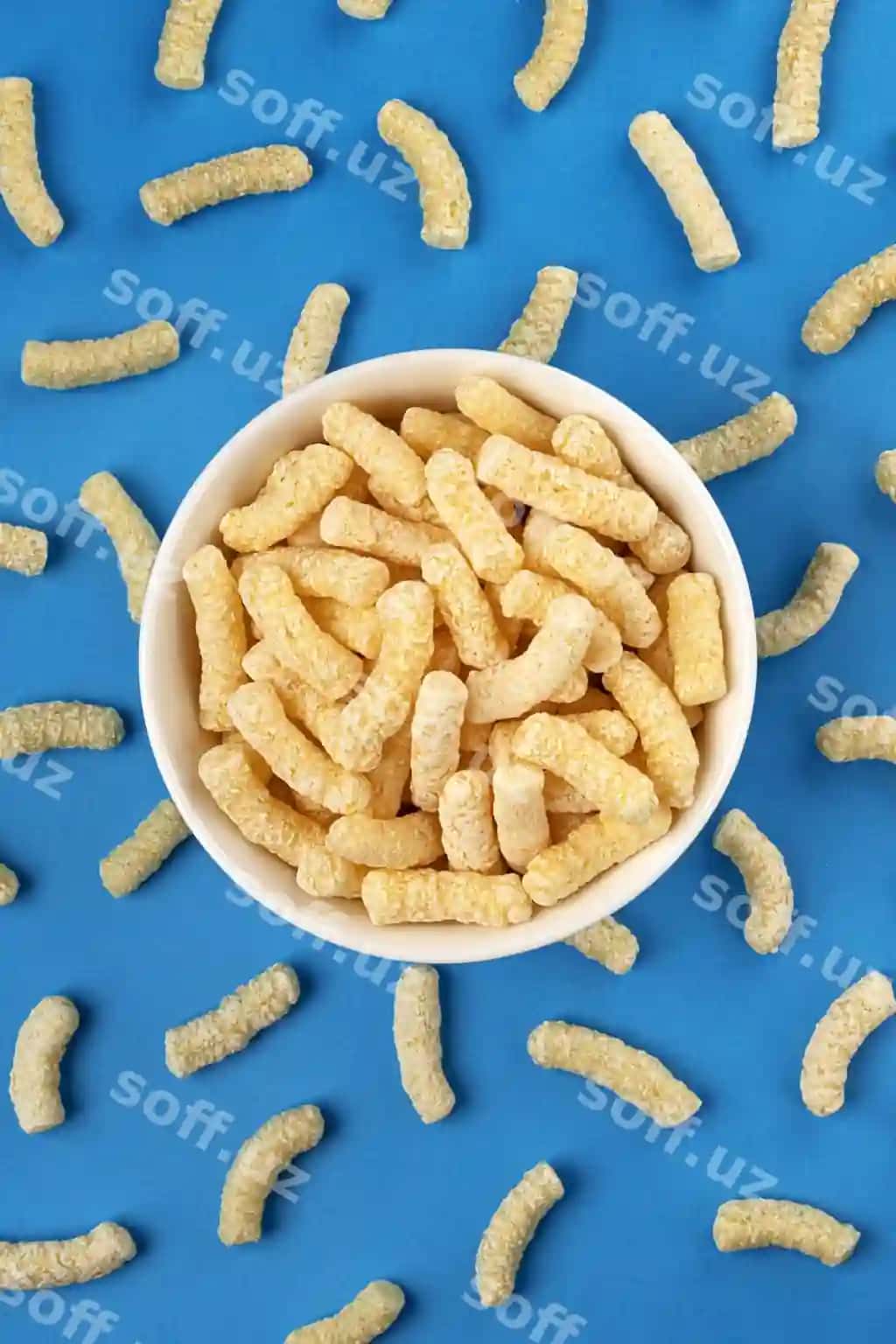 Shirin mays palo ko'k fon ustida isolatsiyalangan yuqori ko'rinish | Sweet corn sticks isolated blue background top view