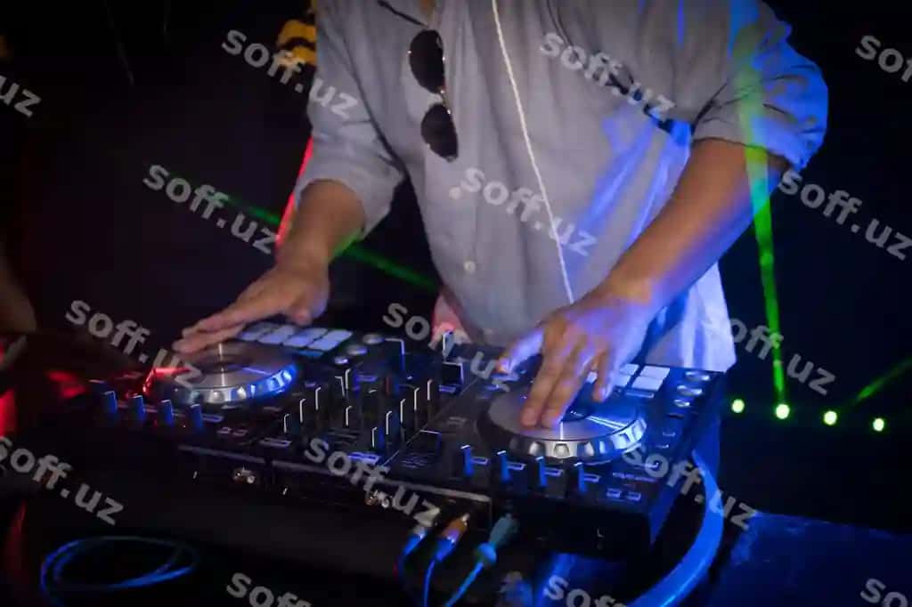 Dj pleerda musiqa ijro etmoq diskotekada to'y | Dj playing turntable music night club party