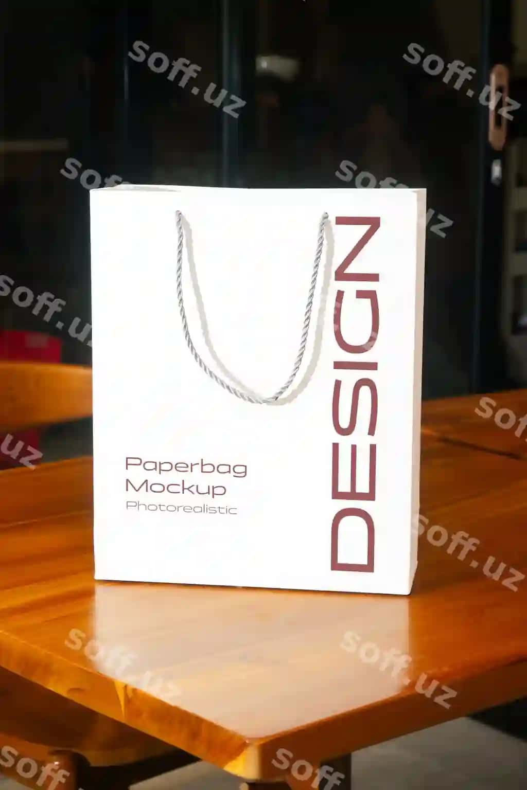 Fotorealistik oq qog'oz sumkasi modeli yog'ochli yuzada | Photorealistic white paper bag mockup wooden surface