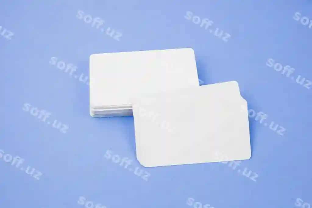 Binafsha oq biznes kartochkalar to'plam namunasi | Violet white pile business cards mock up
