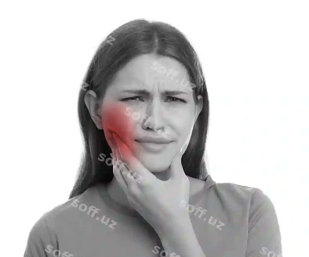Yosh ayol tish og'rig'idan azob chekayotgan, oq orqa fonda qora-oq foto | Young woman suffering from toothache white background black white photo