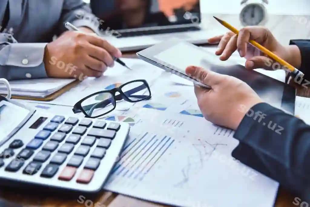 Jamoa biznesmenlar ishlaydi laptop bilan ochiq ofis uchrashuv hisoboti rivojlanish | Team businessmans job working with laptop open space office meeting report progress