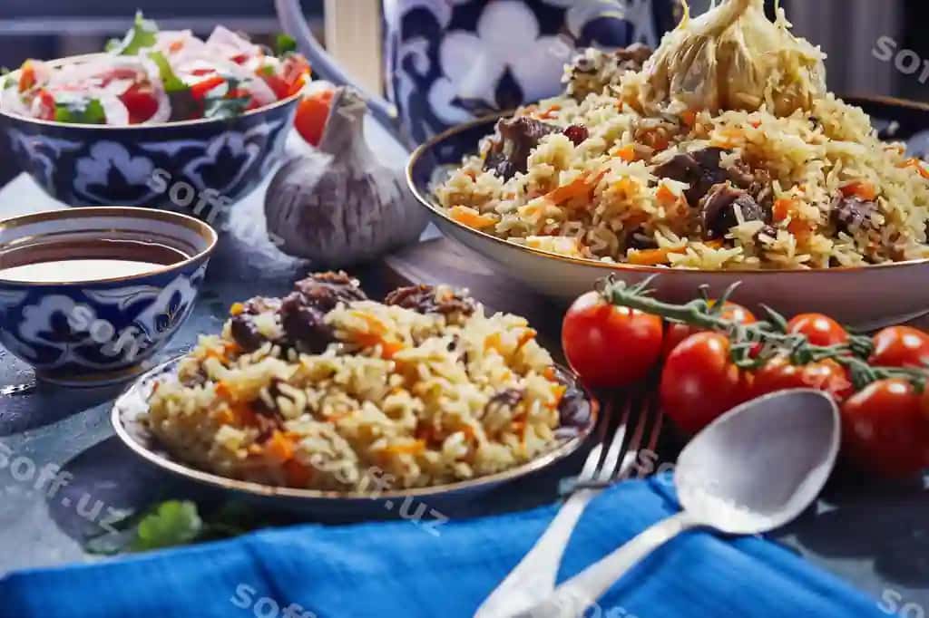 O'zbek palovi haqiqiy ko'k oltin rasmi ko'k fon bilan pomidorlar, sarimsoq va choy | Uzbek pilaf authentic blue gold dish shot blue background with tomatoes garlic tea