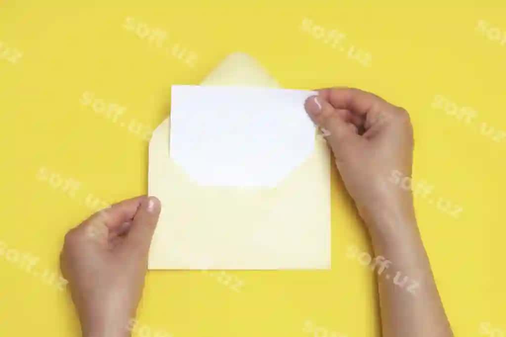 Ayol qo'llari bo'sh oq kartochka bilan ochilgan konvert tutgan | Woman hands holding open envelope with blank white card