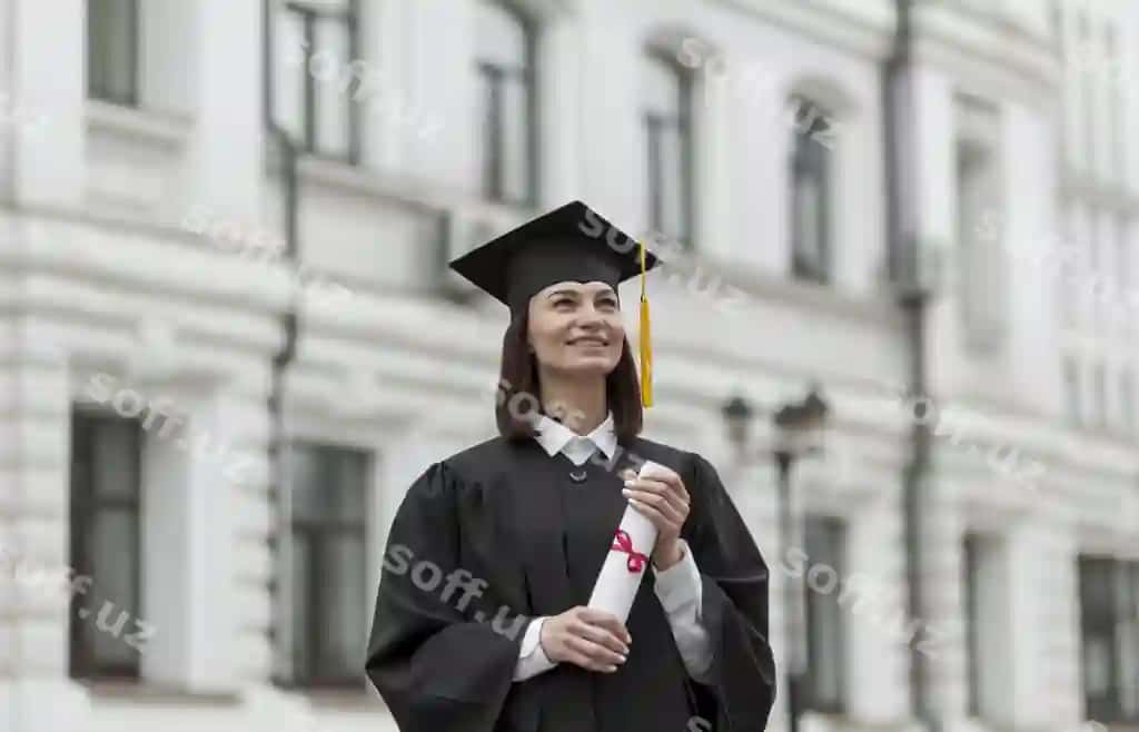 O'rta sur'at gulovchi ayol diplomni tutgan | Medium shot smiley woman holding diploma