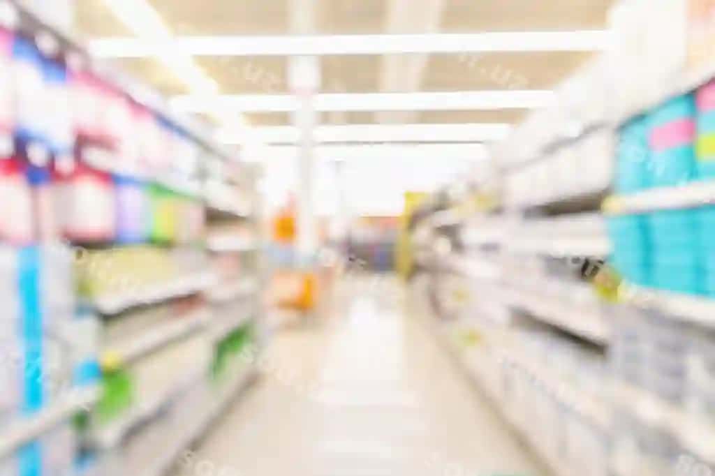 Abstrakt bulash supermarket chegirmali do'kon yo'lak mahsulot rafliklari ichki fokusdan chiqarilgan orqa fonda | Abstract blur supermarket discount store aisle product shelves interior defocused background