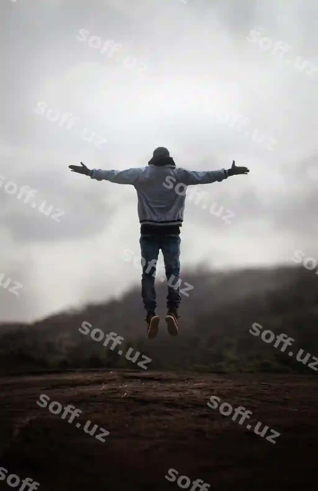 To'liq uzunlikdagi erkak maydonga sakrab osky orqali | Full length man jumping field against sky