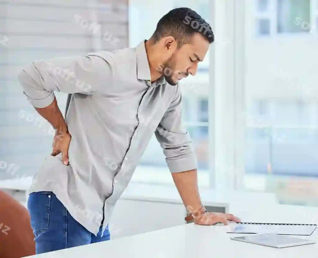 Bel ayrigi Erkak ofis xodimi Jismiy jarohat Stress va charchaxganda hodisa Tibbiy muammo Erkak xodim soxta qorin olib borish bilan Joraxon tufayli panikt Ishdan charchash | Back pain man office worker with muscle injury accident from stress burnout hurt medical issue male employee with spine inflammation anxiety from bruise work feeling tired