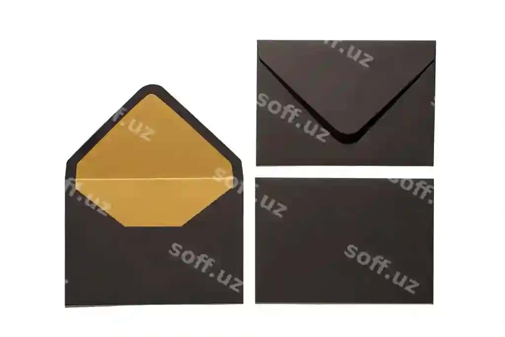 Yuqori ko'rinishdagi fotosurat: ochiq va yopiq, chiroyli qora konvertlar hamda qora varaq shrifti oq rangli fondaa bilan, bo'sh joy bilan | Top view photo two open closed stylish black envelopes black paper sheet isolated white background with blank space