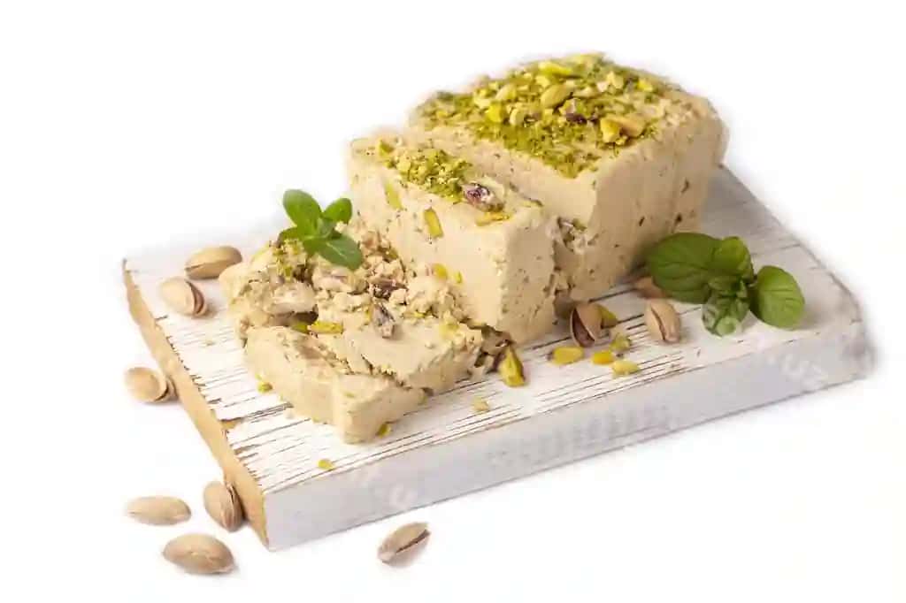 Sesam halvasi fistik bilan kulrang fon yuqori ko'rinish nusha joyi an'anaviy sharqiy g'alabalar Yahudiy Turk Arab milliy shirinlik Turk shirinligi | Sesame halva with pistachios grey background top view copy space traditional middle eastern sweets jewish turkish arabic national dessert turkish delight
