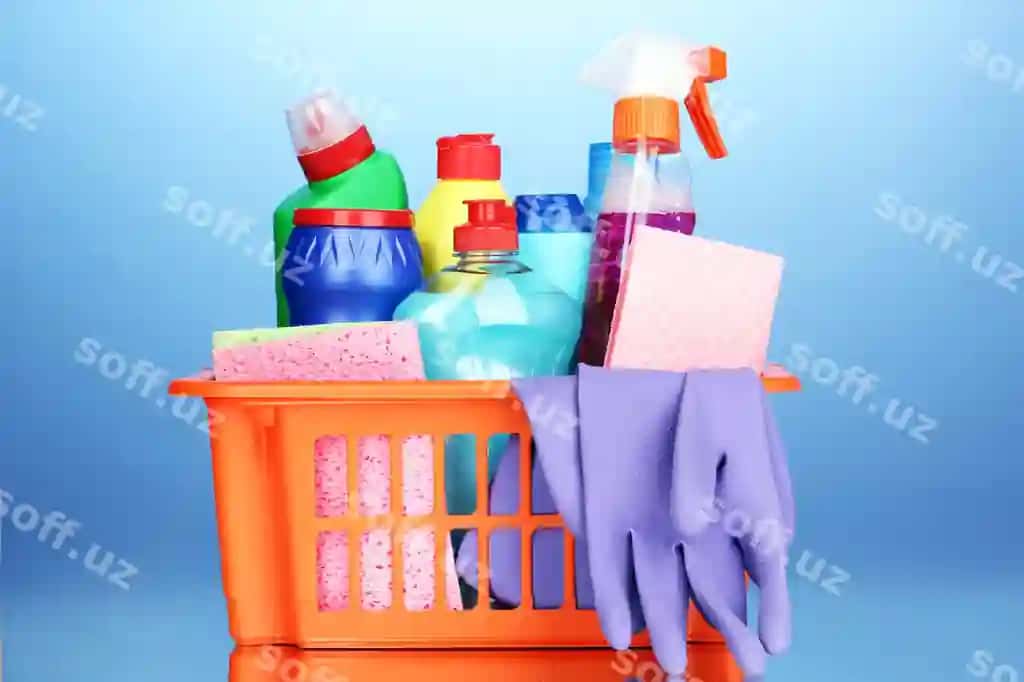 Savat tozalash vositalari bilan ko'k orqa fonda | Basket with cleaning items blue background