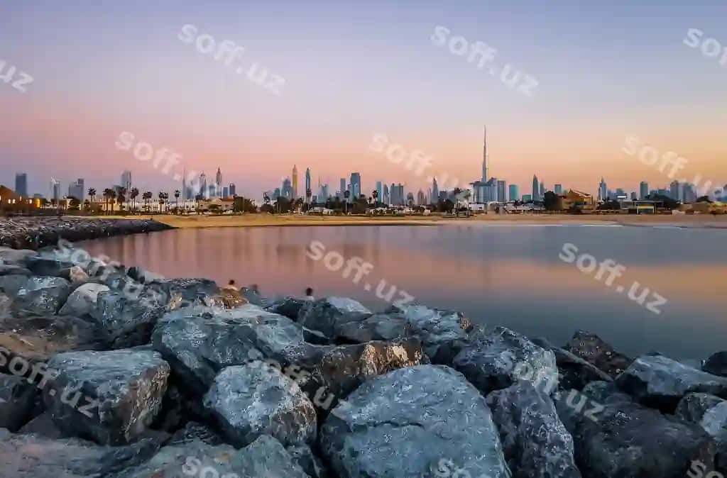 La Mer plajidan Dubai shahar siluetidagi Burj Khalifani ko'rish. | View dubai skyline burj khalifa from la mer beach