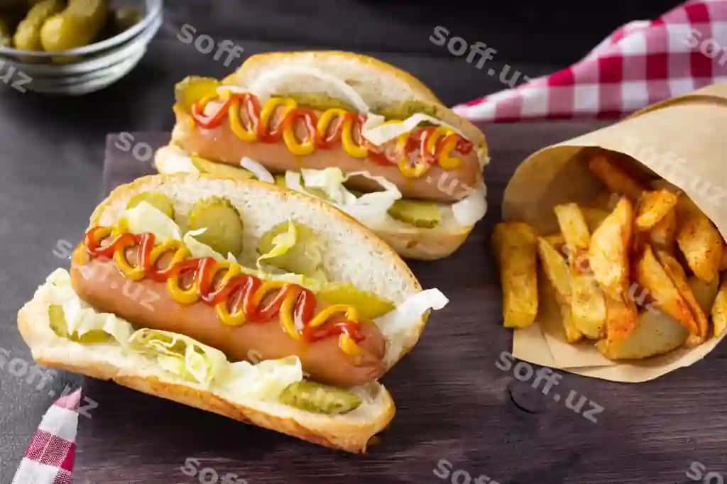 Hotdoglar sabzavotlar bilan mustard ketchup nожka qora orqa fonda | Hot dogs with vegetables mustard ketchup cutting board dark background