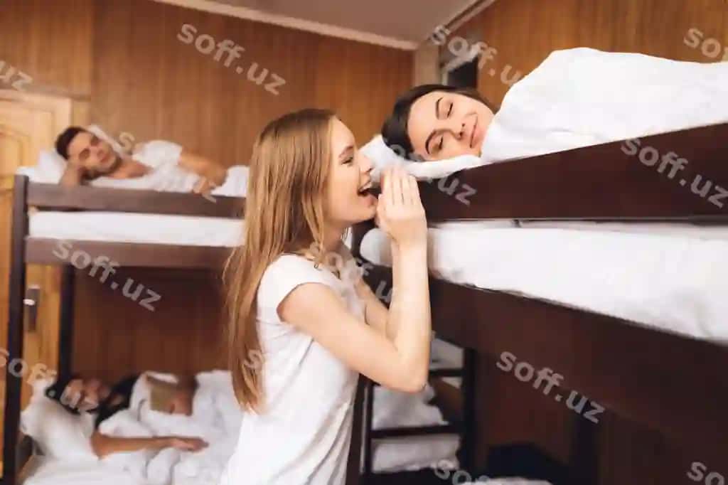 Qiz ertada o'tirdi do'stalarini o'tkazdi. | Girl woke up early wake up her friends