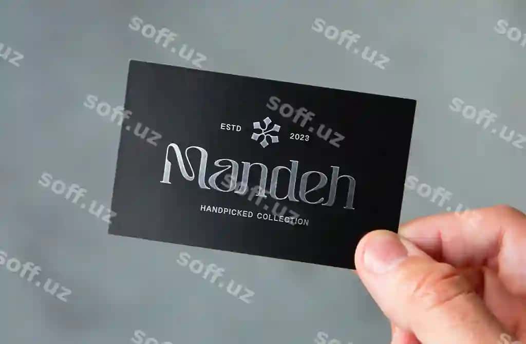 Qo'l tutgan qora karta kumush foliya logotipi bilan namuna | Hand holding black card with silver foil logo mockup