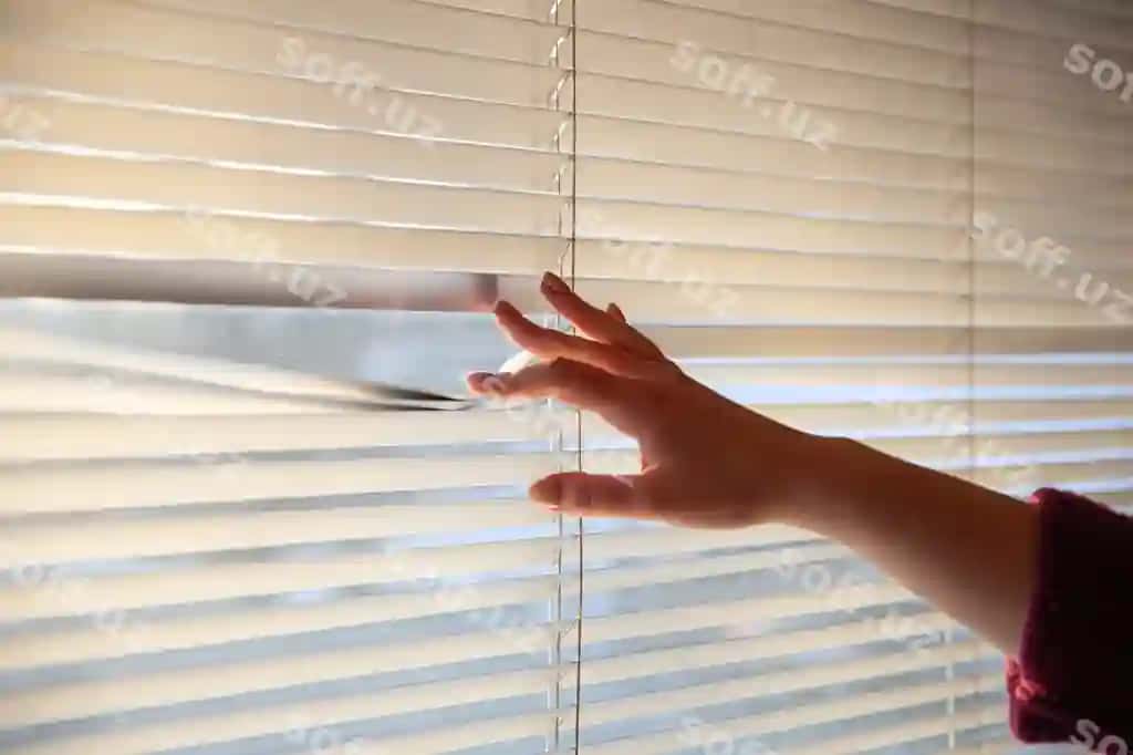 Ayol qo'l oyna jadvallaridan o'tib qoquishtirayotgan. | Womans hand taking peak through window blinds