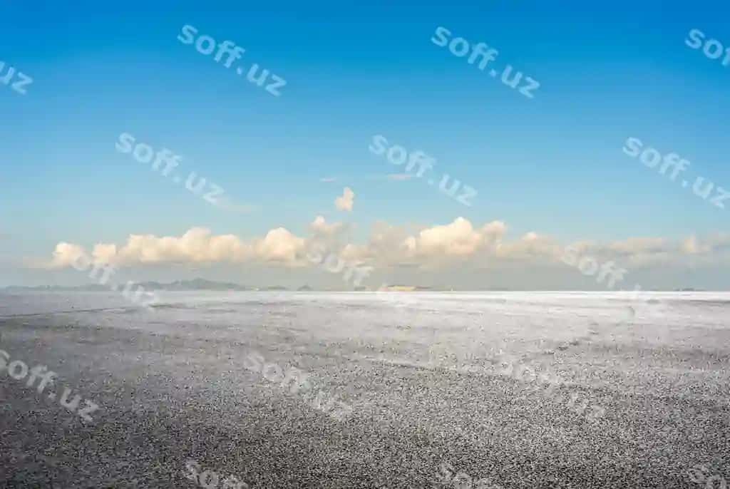 Keng tuzli tekislik aniq ko'k osmon bulutlar bilan | Expansive salt flat clear blue sky with clouds