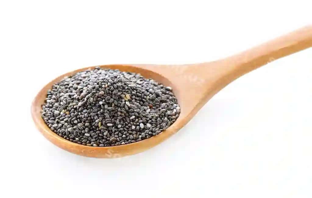 Chia urug'lari yog'och qoshiq ajraltirilgan oq orqa fonda | Chia seeds wood spoon isolated white background