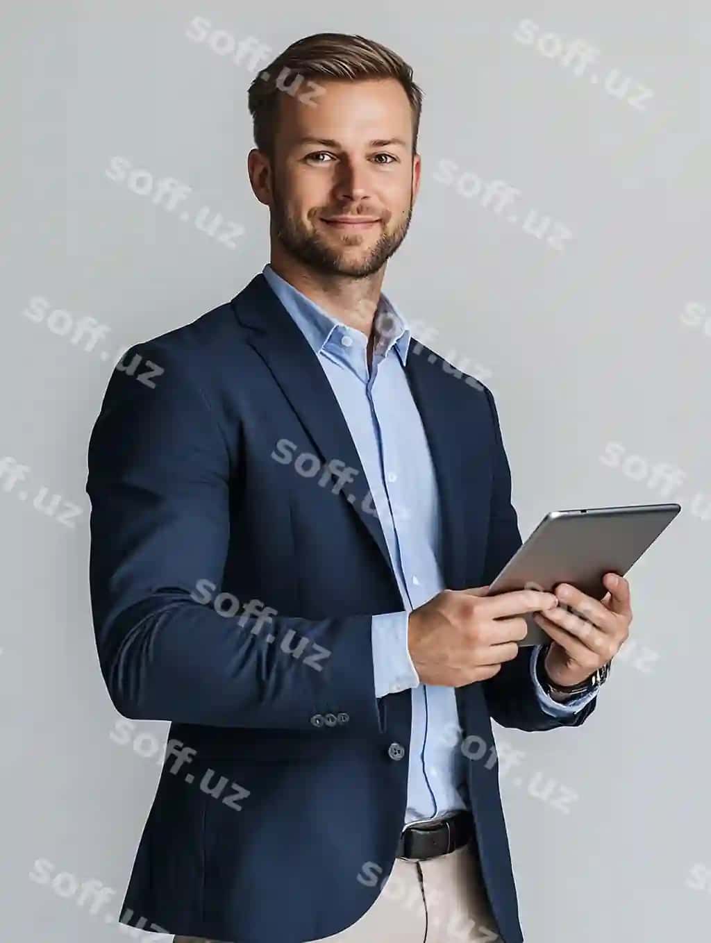 Foto portret yosh kasbla erkak ofis kostyumda tablet tutgan | Photo portrait young professional man office suit holding tablet