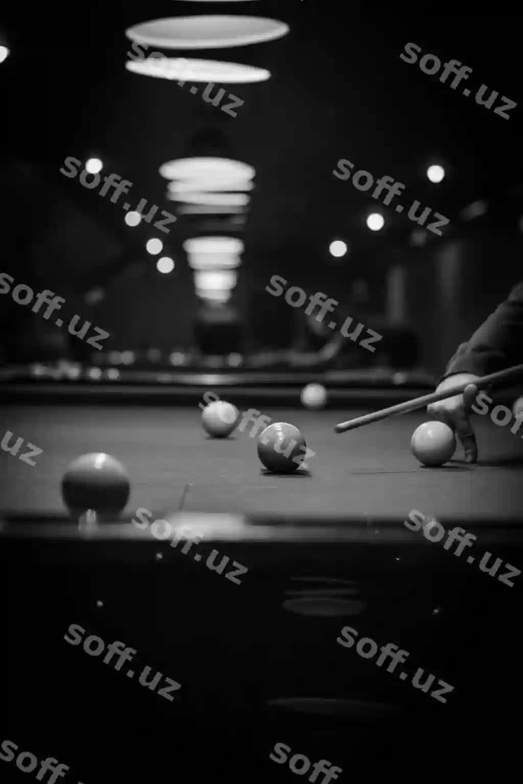 Er bino to'p stoli bilan o'yin oyniyapti. | Man playing with ball table