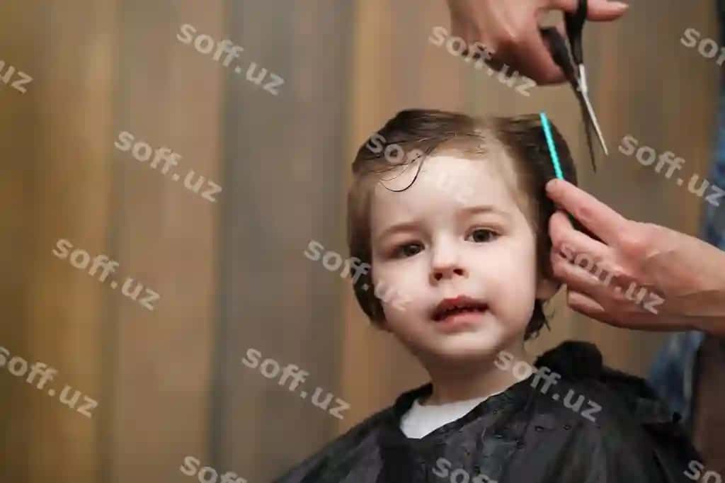 Kichik bola soylovchi tomonidan soyilgan, uning yuzida quvli emotsiyalar. | Little boy is trimmed hairdresser s bright emotions his face