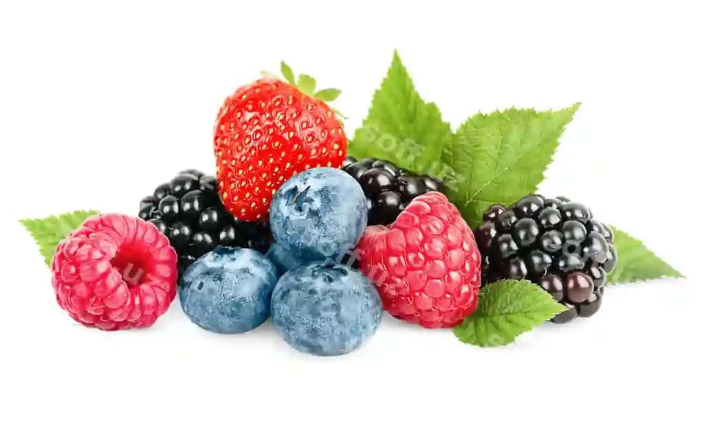 Bir guruh qaramruchuq, mavramruchuq, ko'k mruchuq, qora mruchuq oq va ajraltirilgan fonda | Bunch strawberries raspberries blueberries blackberries white isolated background