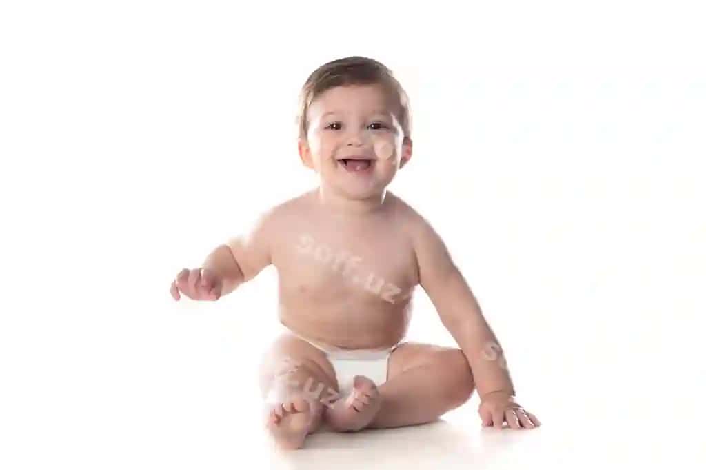 Chiroyli chaqaloq diper ko'rinishidagi kamera ajraltirilgan oq orqa fonda | Cute baby diaper looking camera isolated white background