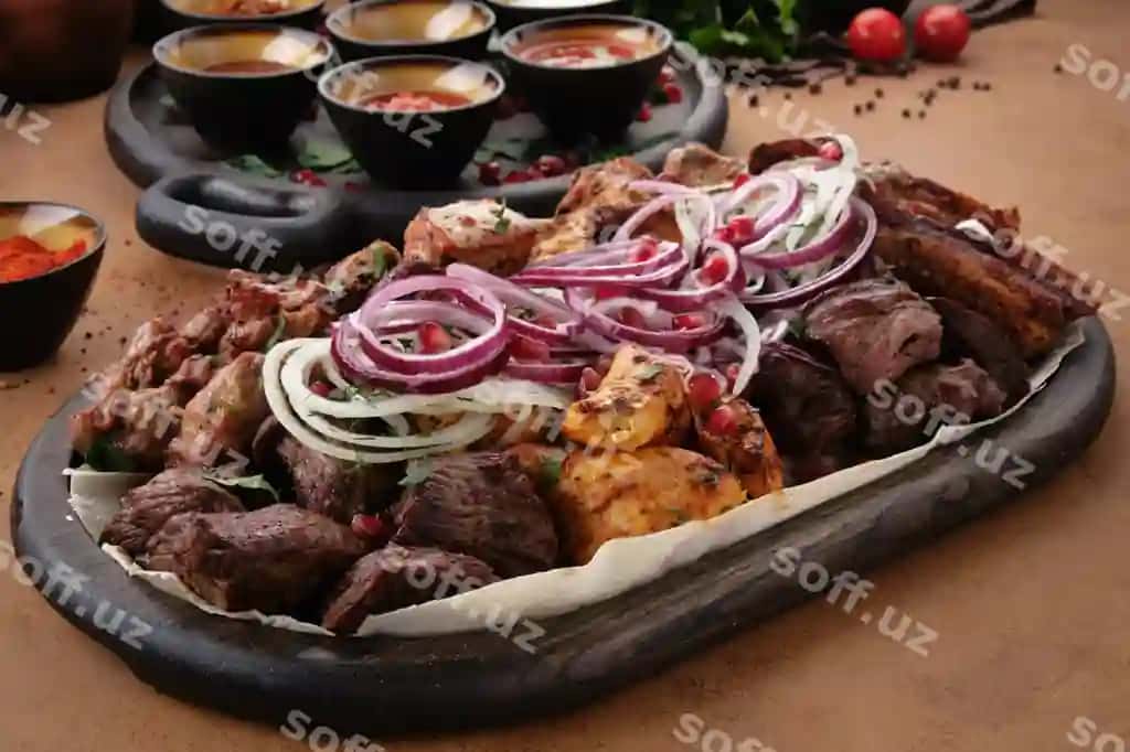 Misharli aralash pishirilgan go'sht piyoz barbecue Kavkaz restorani | Mixed delicious grilled meat with onion bbq collection caucasian restrant