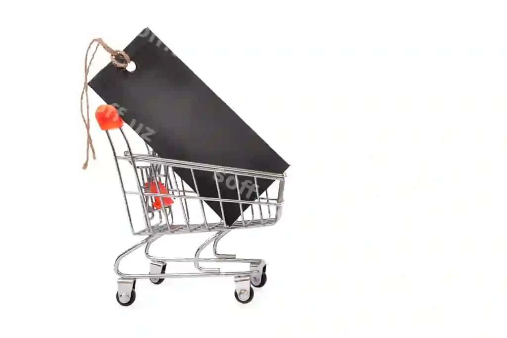 Xarid savati qora aktsiya belgisi bilan ajraltirilgan oq fonda | Shopping cart with black sale tag isolated white background