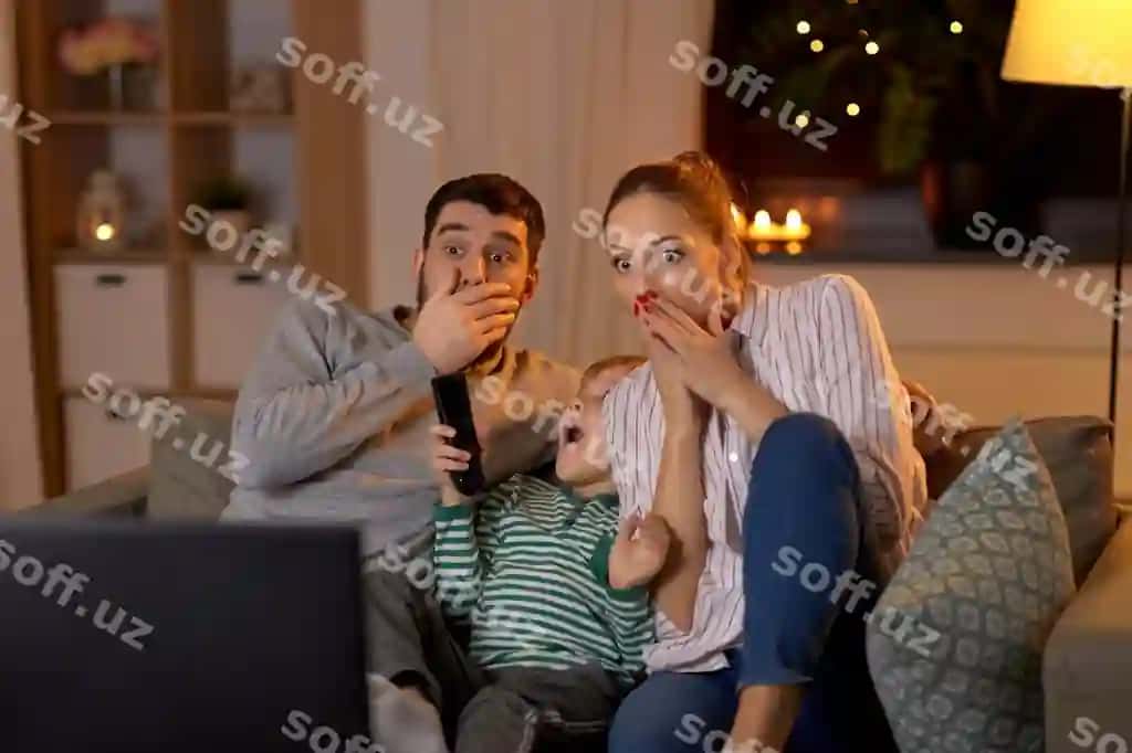 Qo'rqinchli oila uyda tun TV ko'rishmoqda. | Scared family watching tv home night