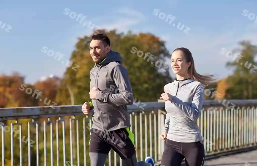 Fitnes sport odamlar hayot uslubi tushunchasi baxtli juftlik tashqarida yug'ilmoqda | Fitness sport people lifestyle concept happy couple running outdoors