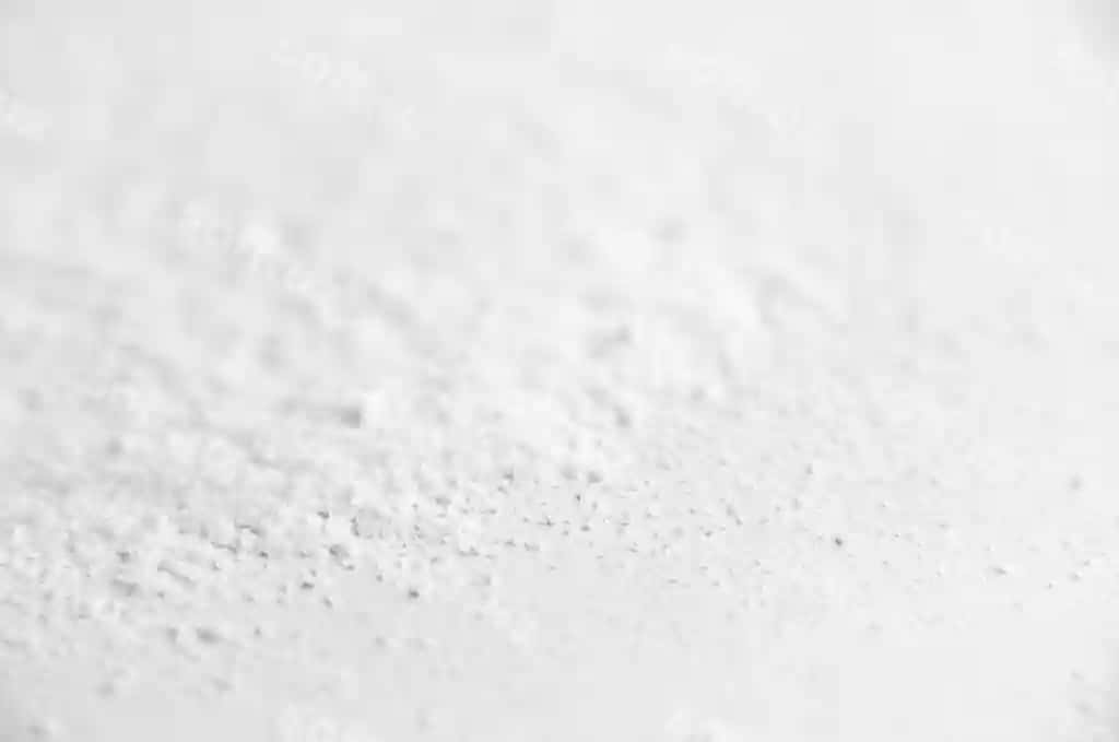 Oq suzilgan soda oq orqa fonda | White spilled soda white background
