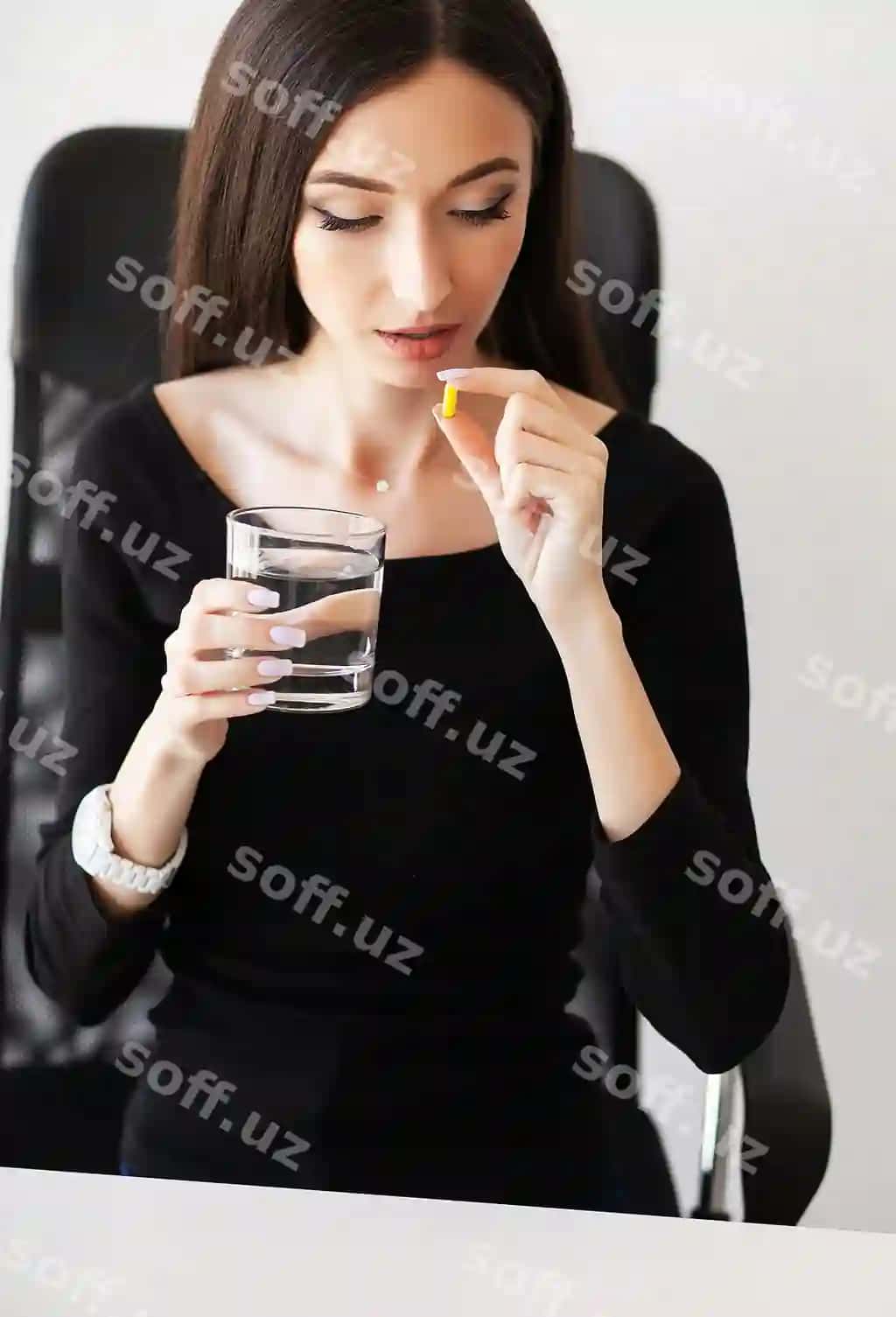 Kasal biznes-ayol ofisda dori icha shikoyat qilmoqda. | Ill businesswoman complaining taking pill office