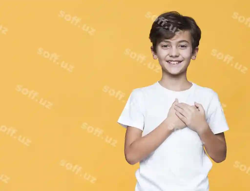 Gulovchi o'g'il qo'llarini ushlash yurak joy | Smiley boy holding hands heart place