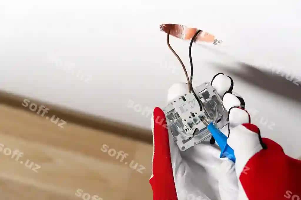 Man yoniq qozondirni uy takomillashtirishidan keyin o'rnataman. | Man installing light switch after home renovation