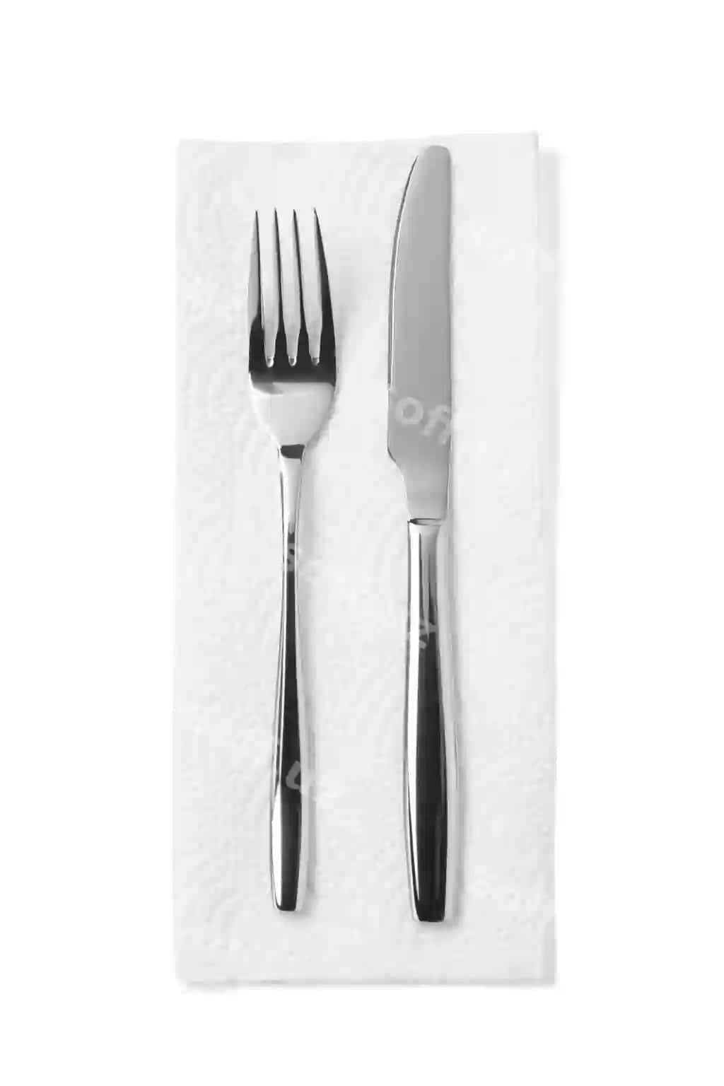 Pichoq vilka qog'oz bilan oq fon o'rtasida ajraltirilgan | Knife fork with tissue isolated white