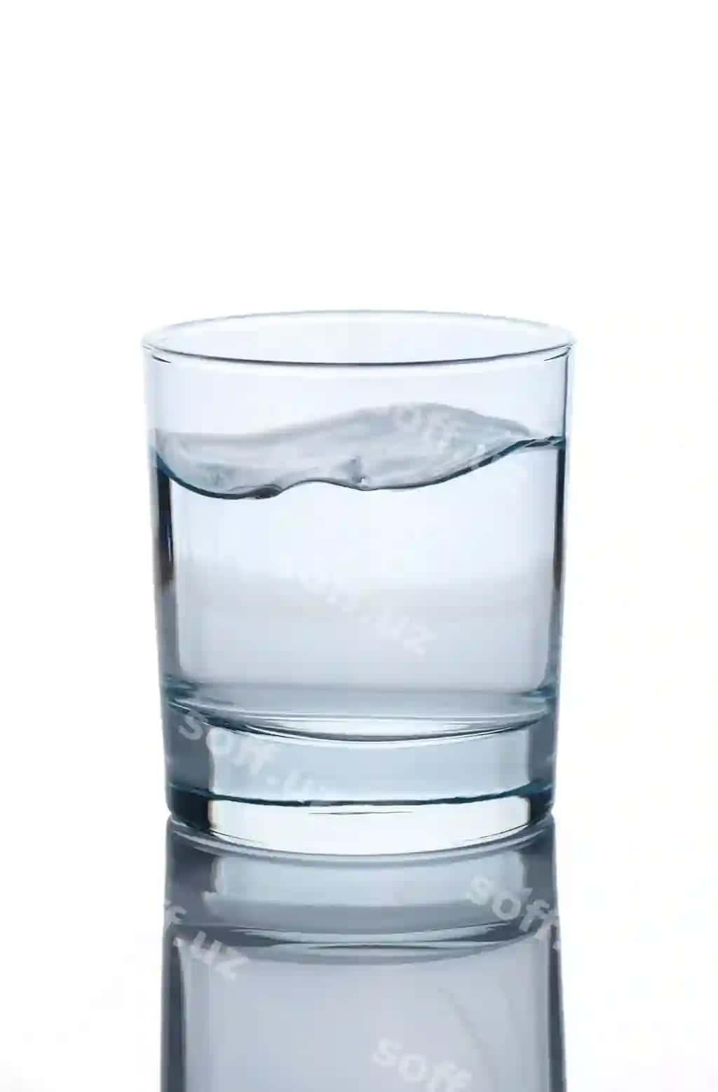 Toza ichim suvi shisha piyola Oq fonda ajraltirilgan yuqori sifatli foto | Pure drinking water glass cup isolated white background high quality photo