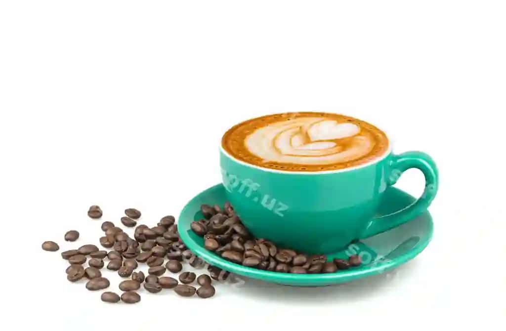 Yaqin murojat qilingan kofe stakichi oq fonda | Close up coffee cup white background
