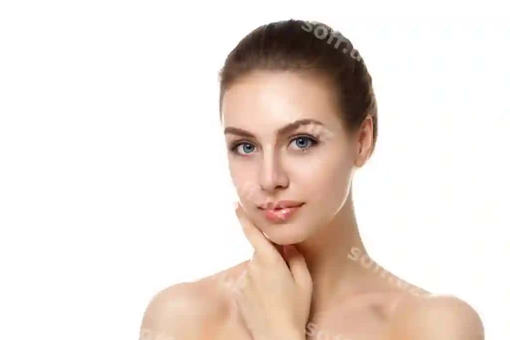 Portret yosh go'zal kavkaz ayoli o'zining yuzini sohib, ajralangan oq fonda. | Portrait young beautiful caucasian woman touching her face isolated white background