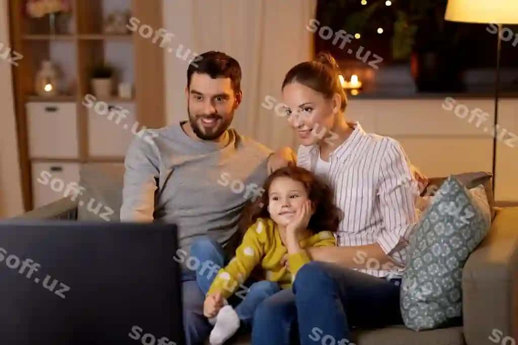 Baxtli oila uyda kecha TV ko'rayotgan | Happy family watching tv home night
