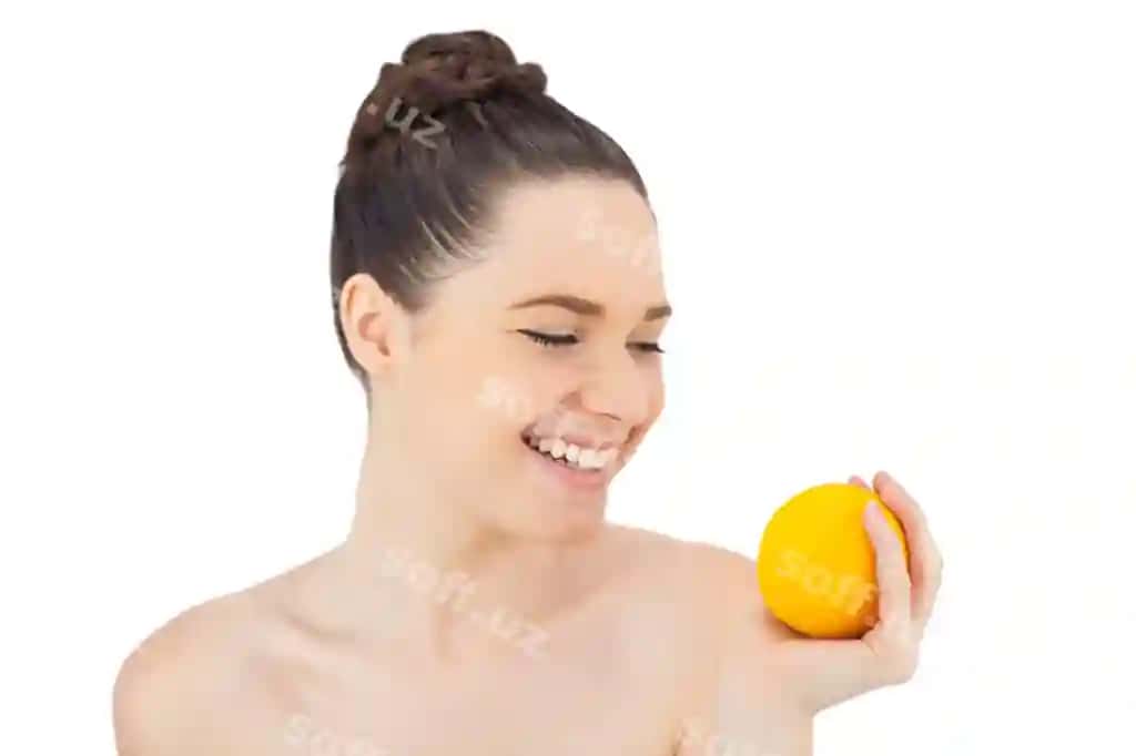 Baxtli go'zal model apelsin tutgan | Happy pretty model holding orange