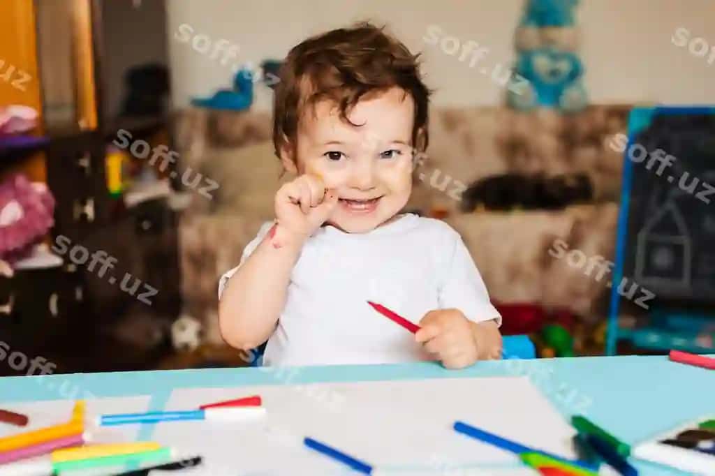 Baxtli kichik bola rangli markerlar bilan bitta varaq chizadi. | Happy little boy draws with colorful markers piece paper