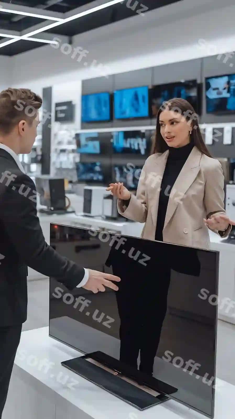 Go'zal mijoz chakana elektronika do'koni konsultant bilan qoizuvchi dialog | Beautiful client engaging dialogue with retail electronics shop consultant