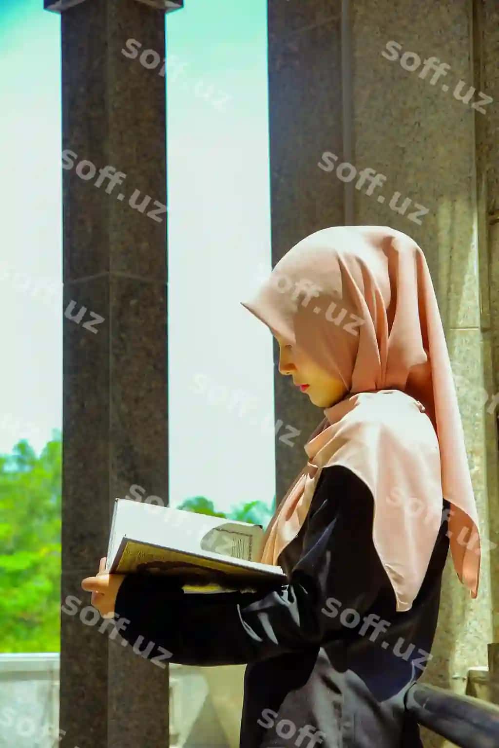Kitob o'qiyotganda ayolning yon ko'rinishi | Side view woman reading book