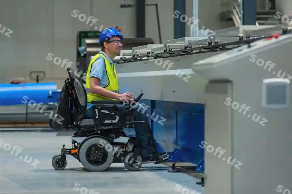 Sariq yelekli ko'k dubulg'ali ish bilan shug'ullanadigan nogironlik fabrikasi ishlab chiqarish liniyasi muhandisi | Production line engineer with disability factory with yellow vest blue helmet work