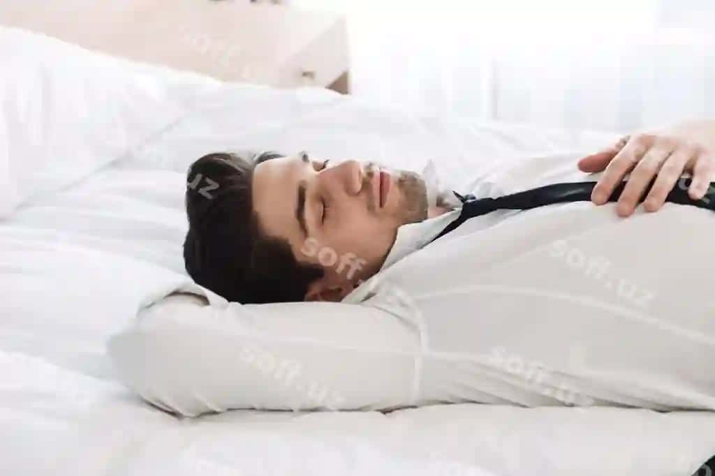 Profilli rafa etilgan bo'ri biznesmen rasmiy kiyimlar kiygan ko'zlari yopiq yotgan otel uy-joyi. | Profile relaxed bearded businessman wearing formal clothes lying with eyes closed bed hotel apartment