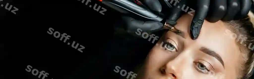Go'zallik mutaxassis ayollar uchun qovoq shirin doimiy mehndi, ayollar qovoqlari, bo'sh joy matn, salbiy bo'shlik. | Beauty specialist doing eyebrow powder permanent makeup female brows space text negative space