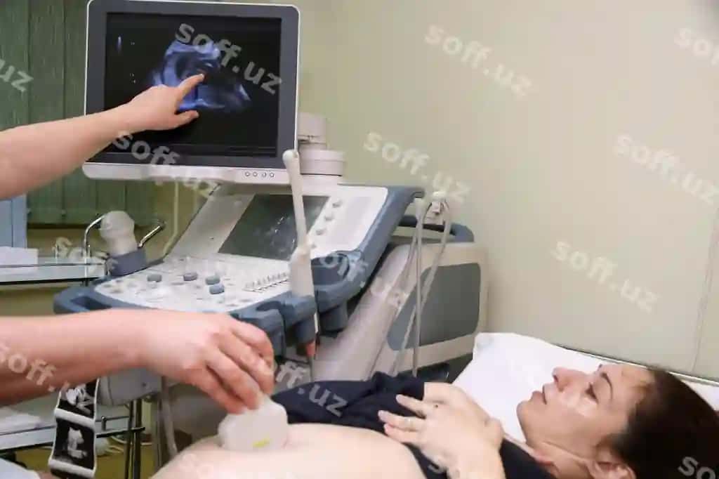 Homilador ayol, shifokor qo'llari ultratovush apparatlari bilan ultratovush tibbiy ko'rib chiqish. | Pregnant woman doctor hand s with ultrasound equipment ultrasound medical examination