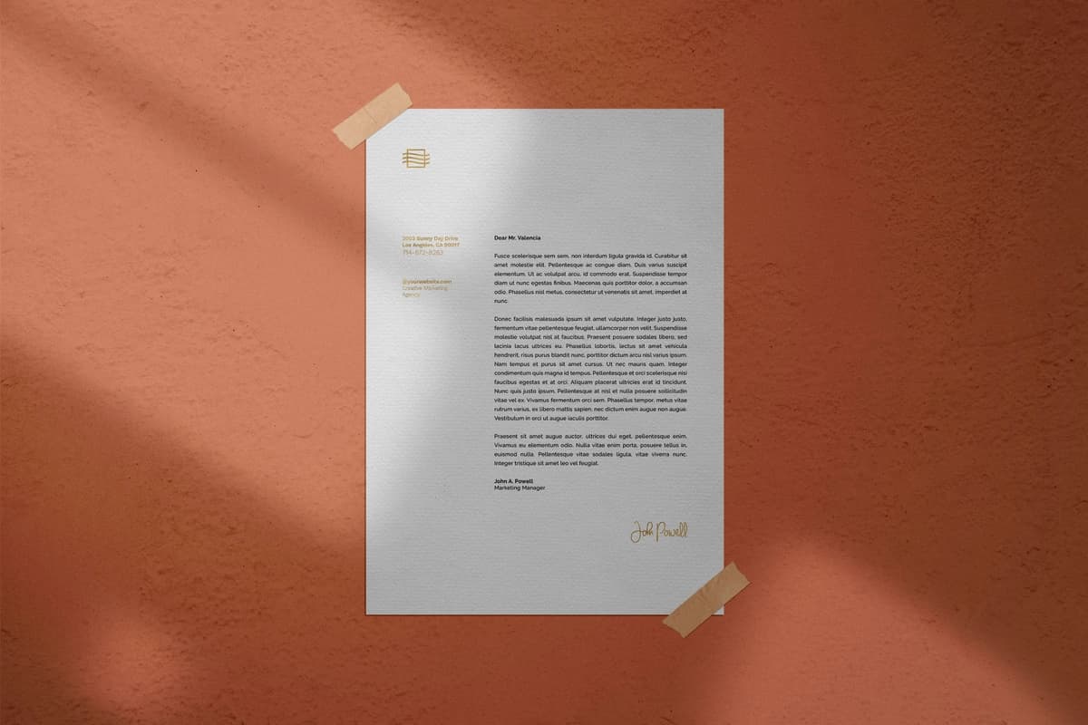Soya tafsilotlari bilan devorga yopishtirilgan devor maketi | Poster taped wall mockup with shadow details