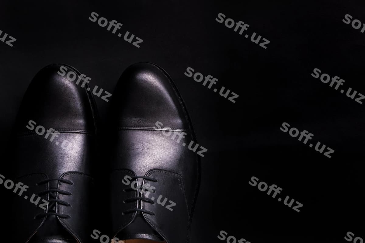Qora oksford poyabzal qora fonda | Black oxford shoes black background
